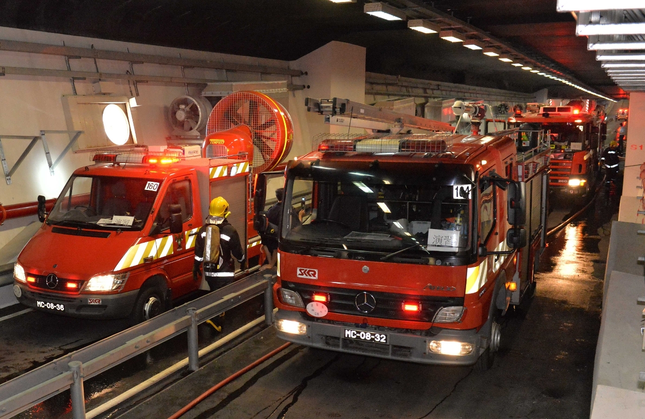 Simulacro de salvamento e incêndio em acidente de viação no tabuleiro inferior da Ponte de Sai Van ( FOTO2)
