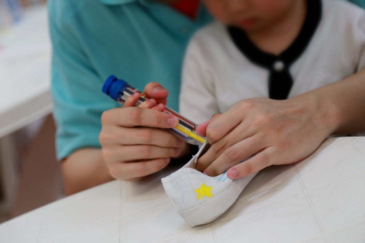 Colocação conjuntamente de tintas nas sapatilhas