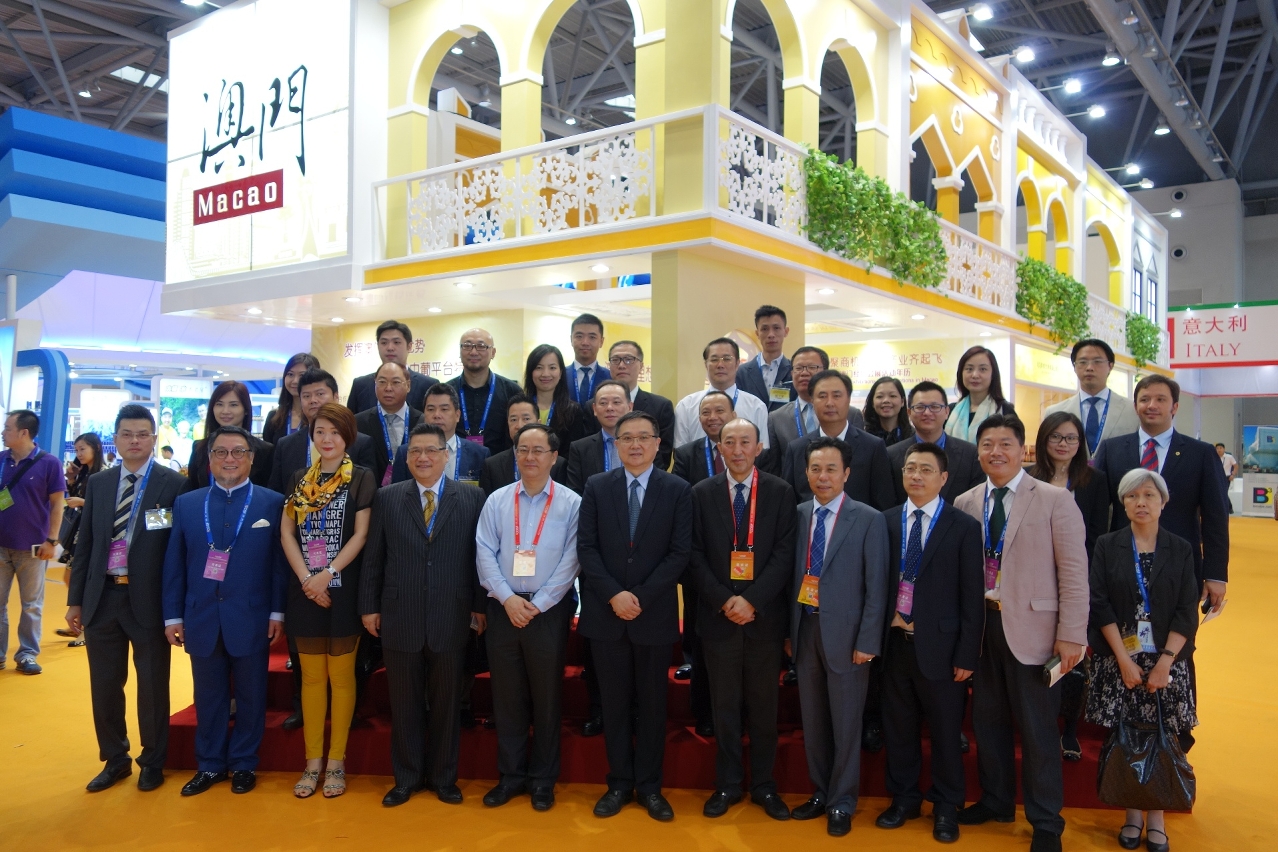 Fotografia de grupo da Delegação Empresarial de Macau em frente do Pavilhão de Macau
