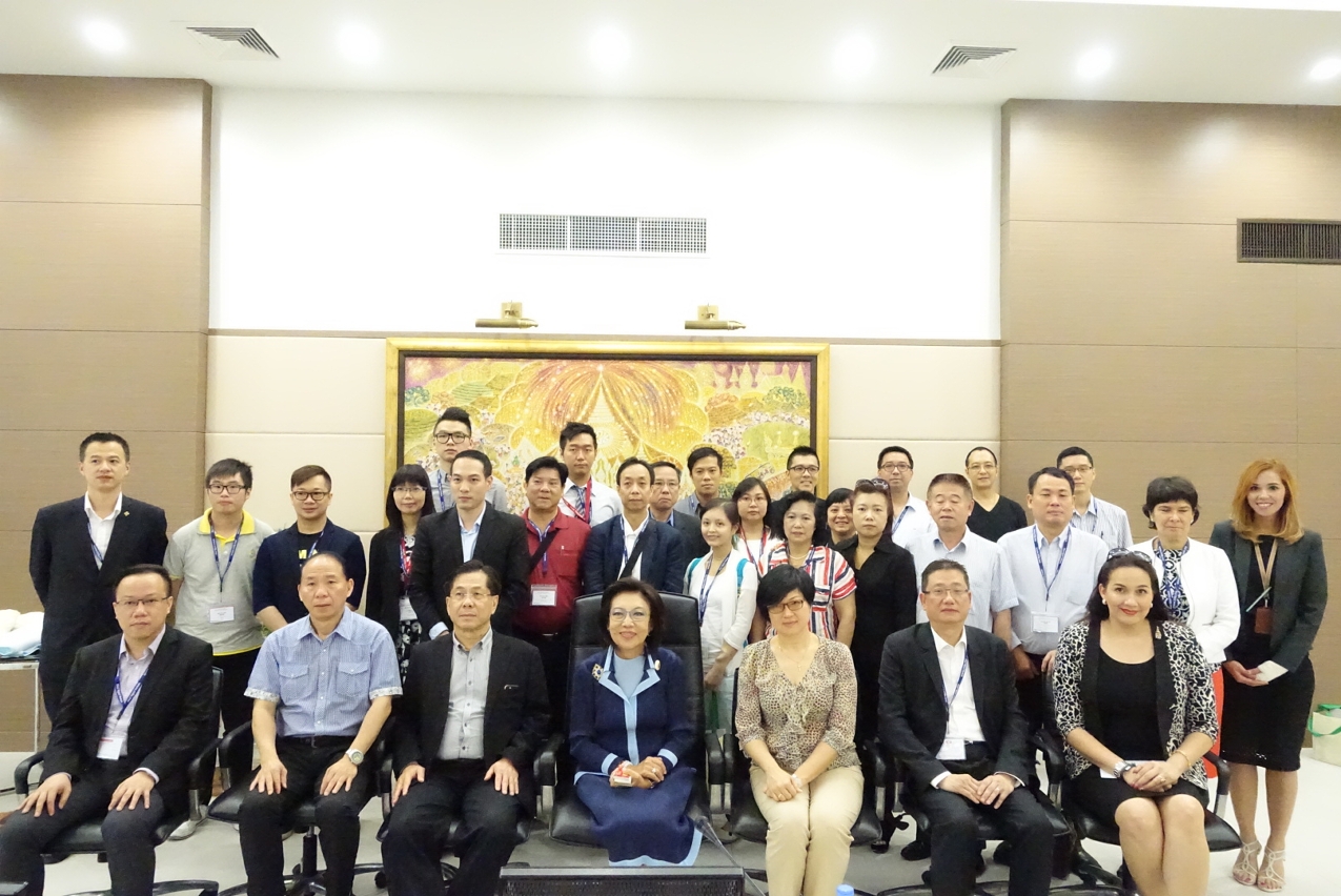 A Delegação Empresarial de Macau avistou-se com a Presidente do Saha Group Thailand, Sra. Chantra Purnariksha