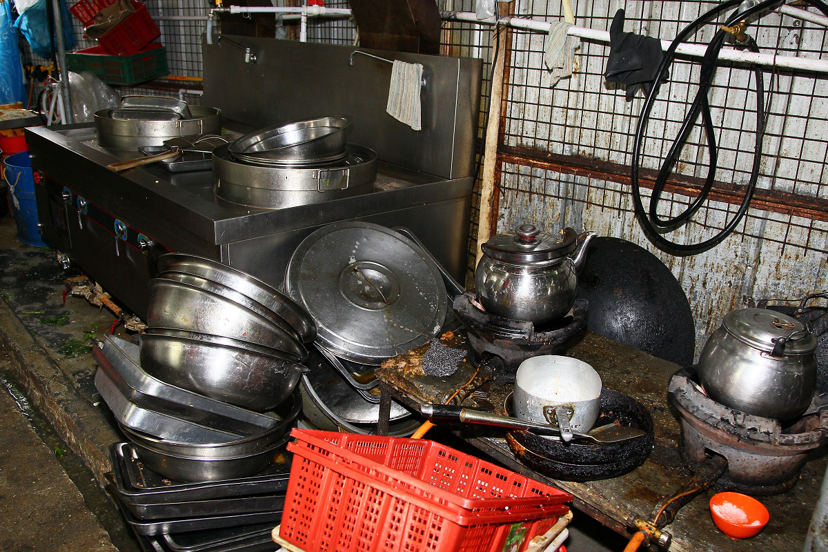 工場內發現大量煮食用具