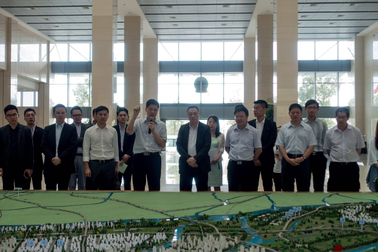 周海副主任向考察團介紹南沙片區的區塊劃分及其產業功能定位。