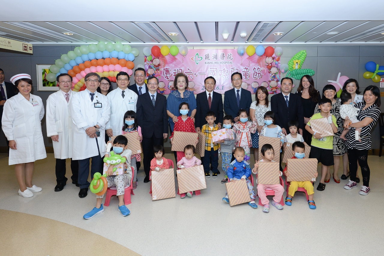 Visita às crianças internadas no Hospital Kiang Wu
