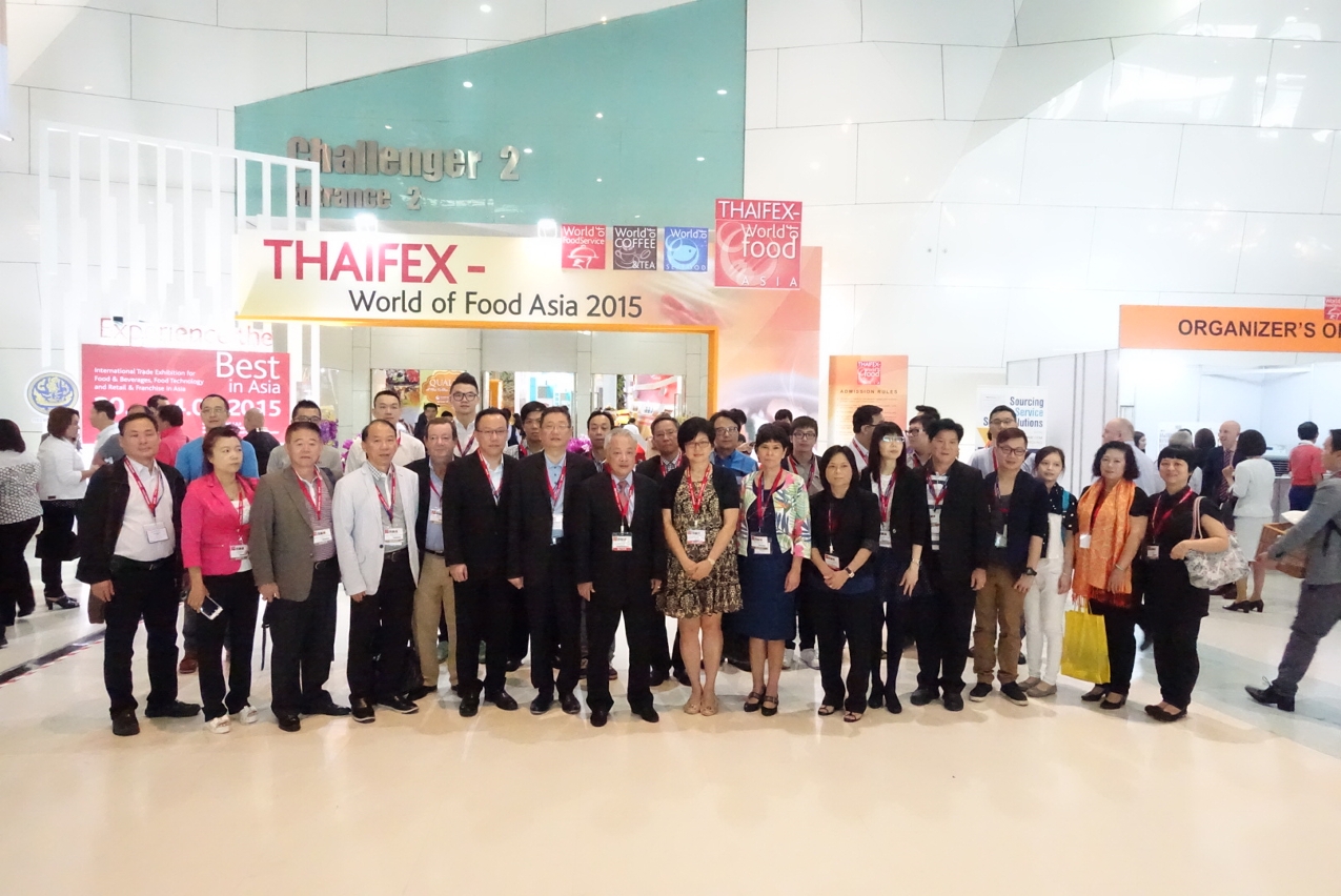 Fotografia de grupo da Vogal Executiva do IPIM, Dra. Glória Batalha Ung, com a Delegação Empresarial de Macau, no recinto do “THAIFEX – World of Food Asia 2015”