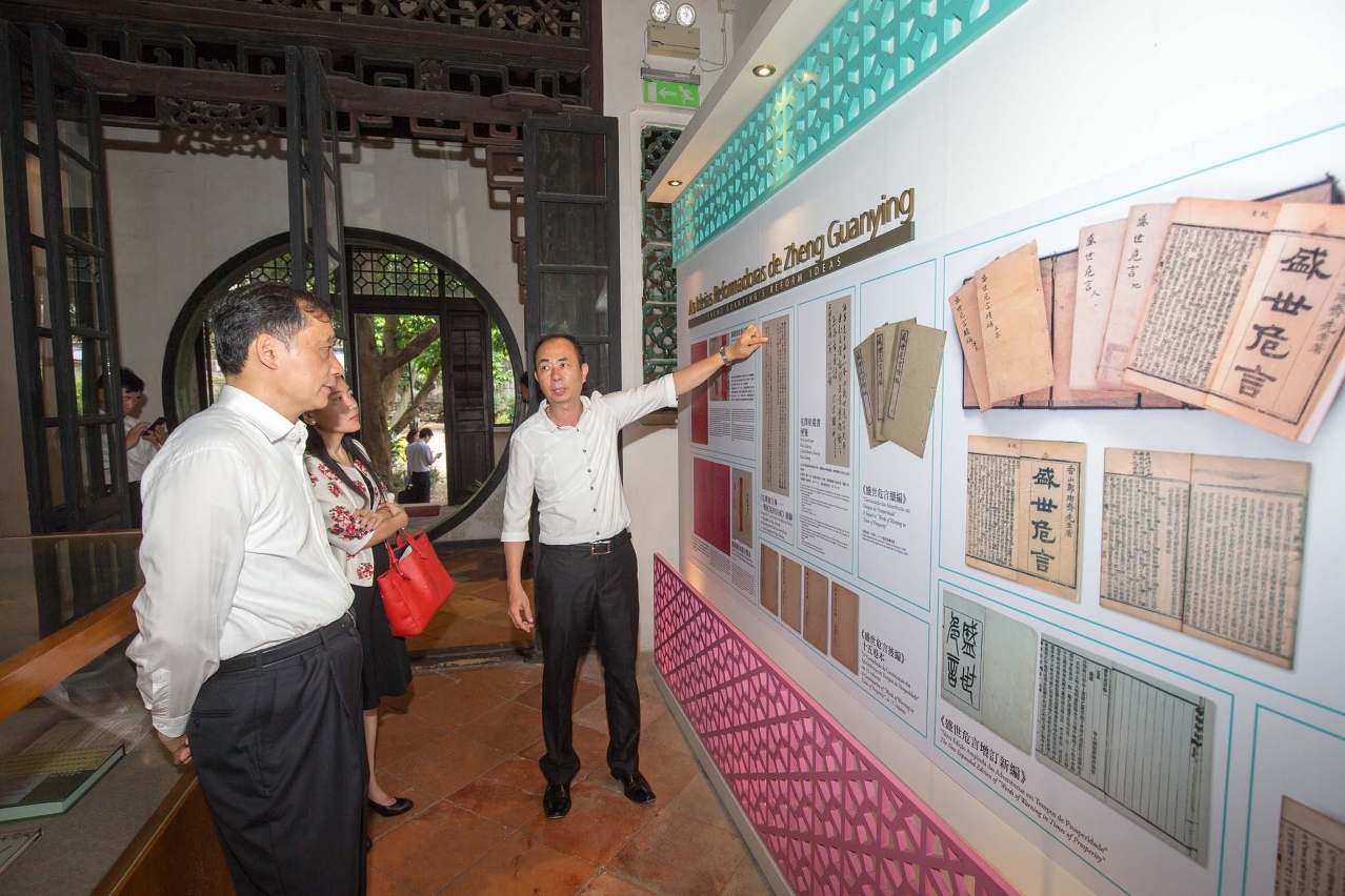 國家旅遊局局長李金早在文化局局長吳衛鳴陪同下參觀鄭家大屋