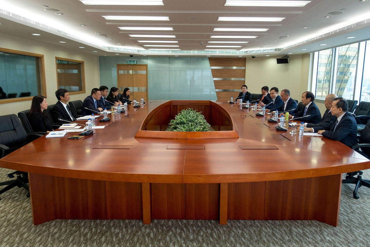 Encontro do Secretário para a Economia e Finanças, Leong Vai Tac com os dirigentes e representantes da Associação de Mediadores de Jogo e Entretenimento de Macau.
