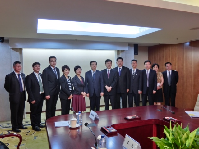 Secretary for Administration and Justice, Ms Chan Hoi Fan (5th left), meets with the Director of the China Food and Drug Administration, Mr Bi Jingquan.