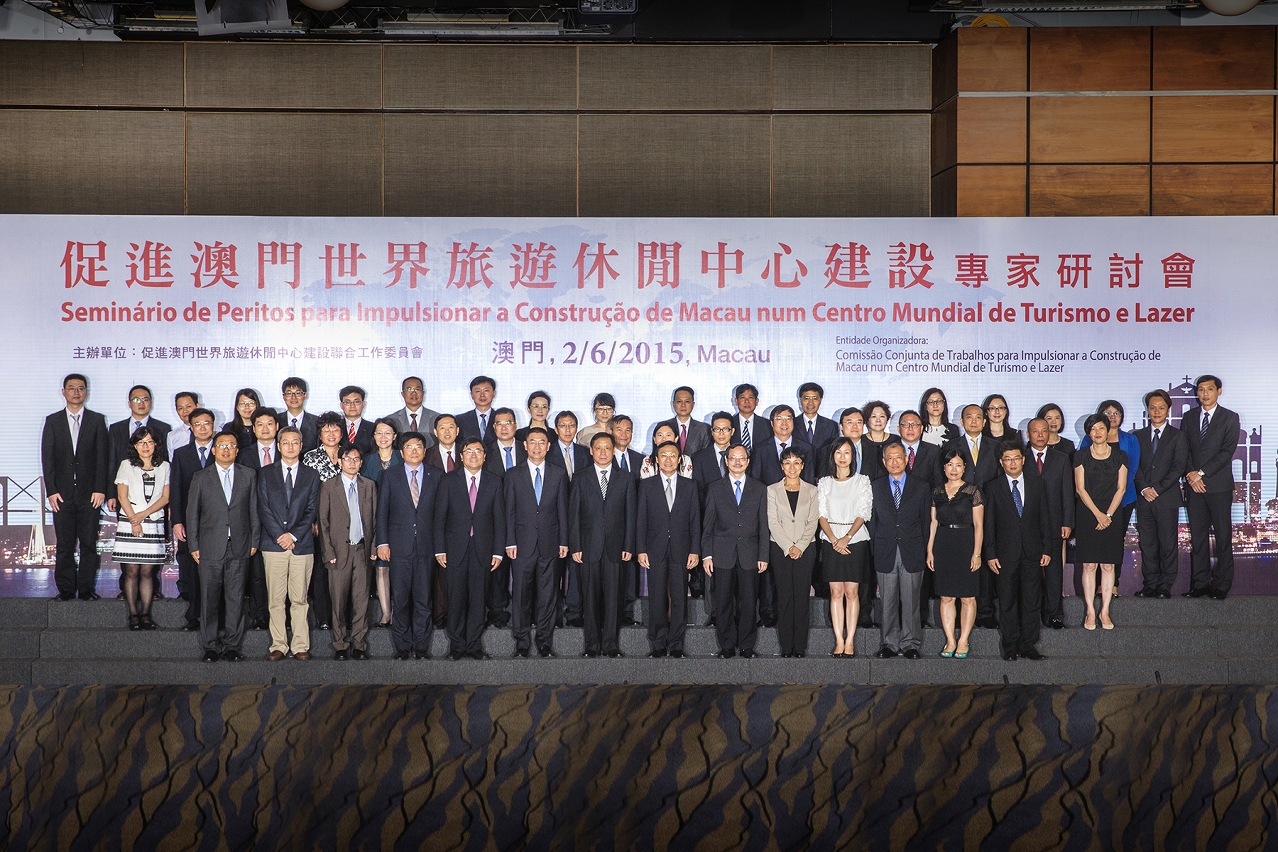 Participants pose for a group photo at the seminar.