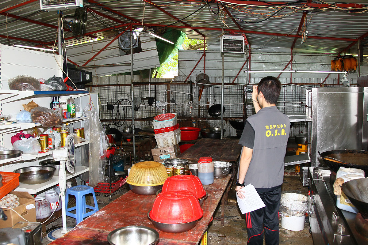 工場內發現大量煮食用具