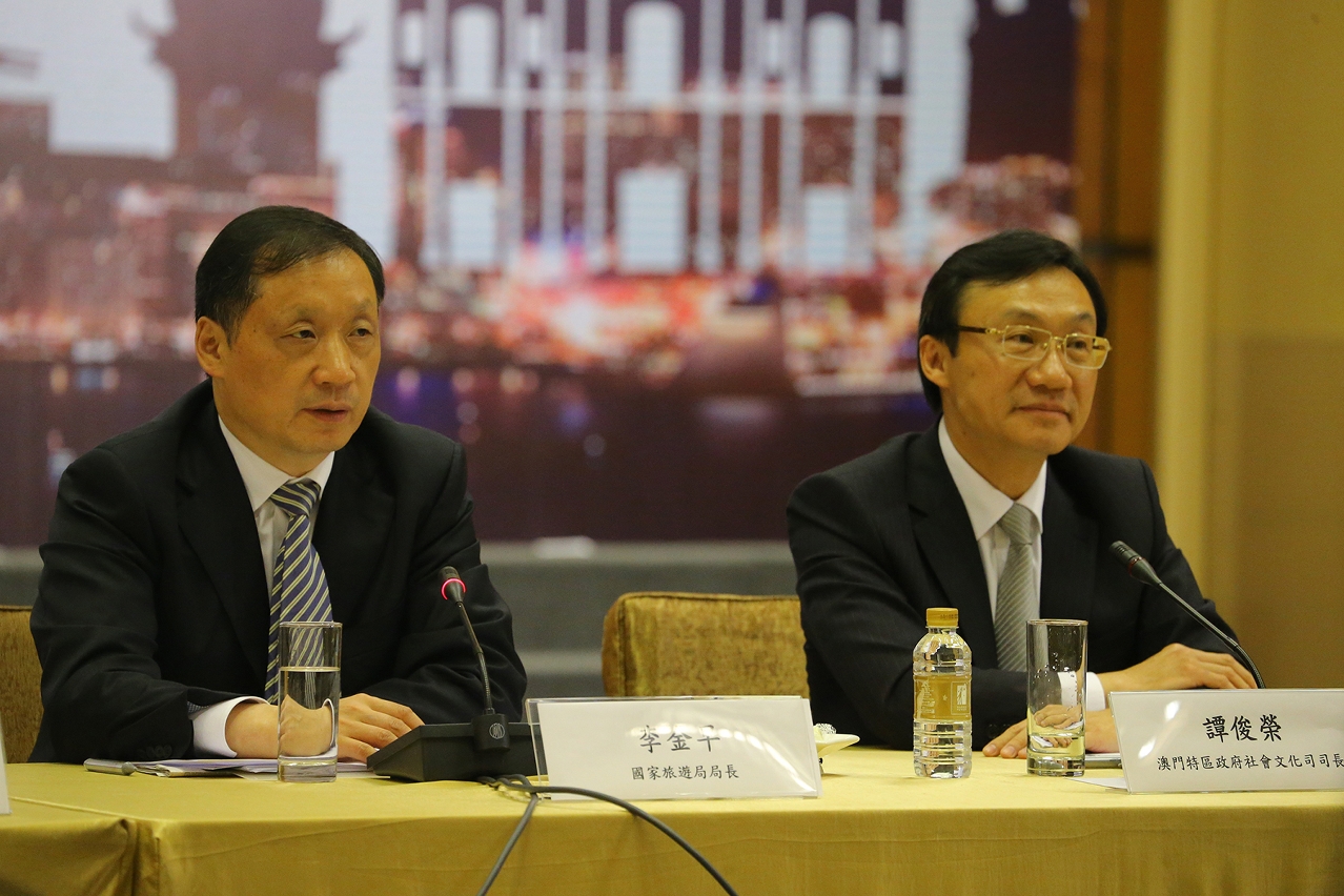 Chairman of China National Tourism Administration, Mr Li Jinzao (left), speaks at the seminar.