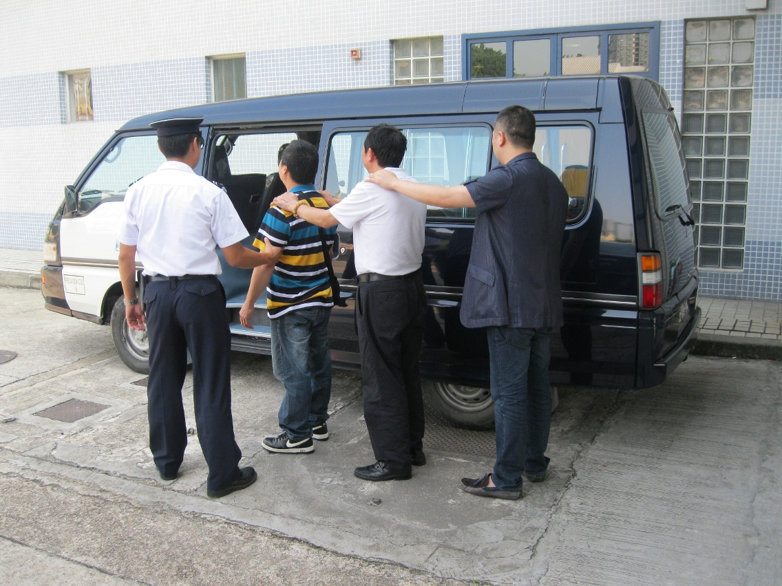 被捕的士司機及兩名非法入境者