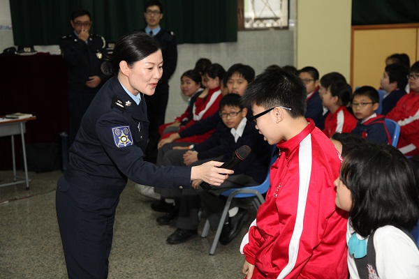 與青少年互動交流