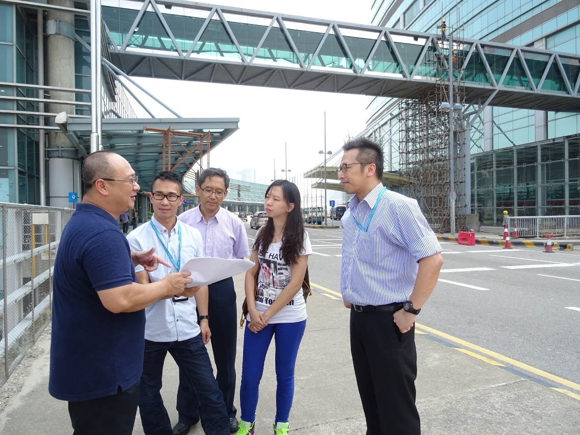 小組成員向運建辦人員就偉龍馬路輕軌工程提意見