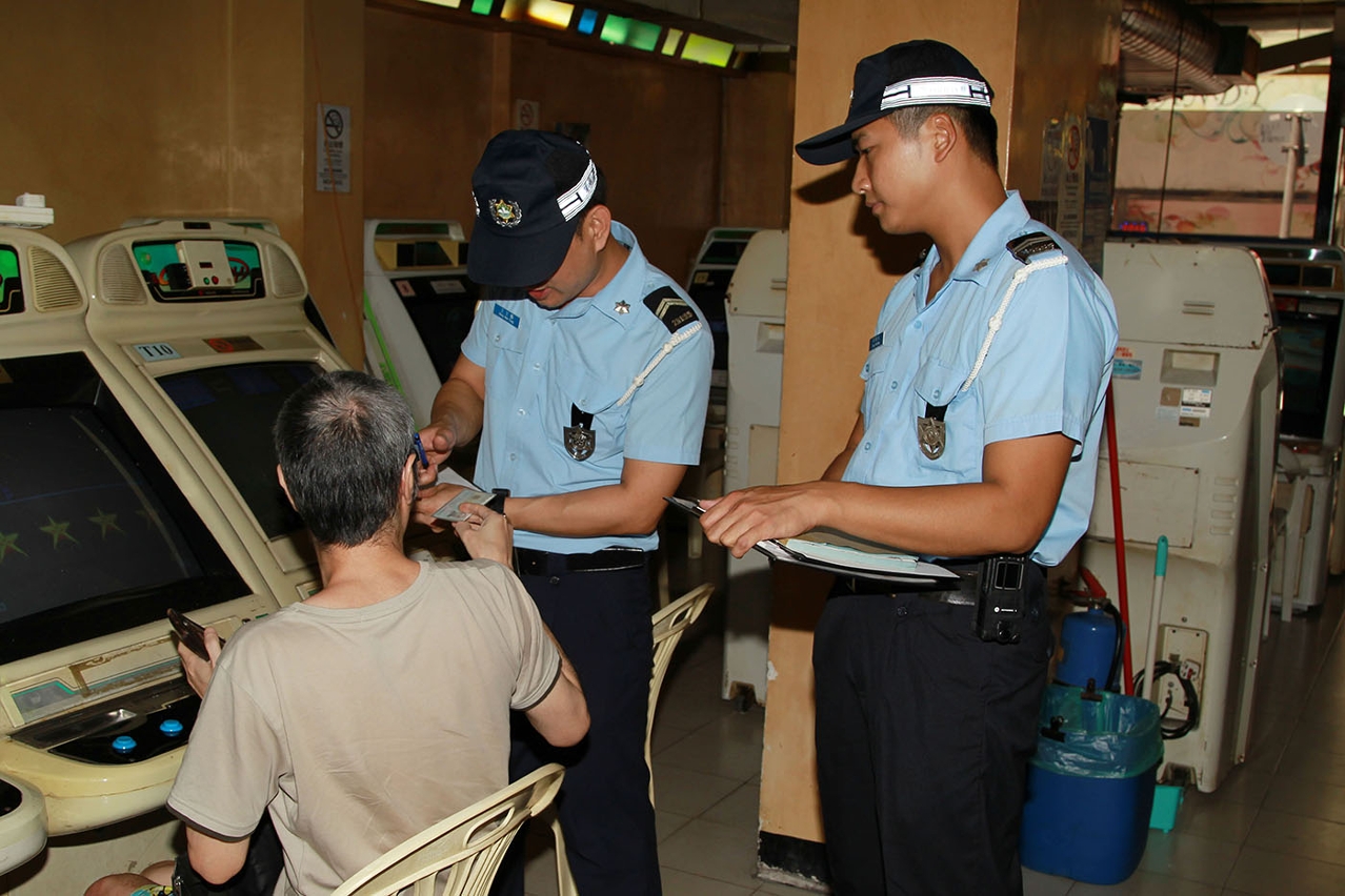 警員對相關人士進行身份核查
