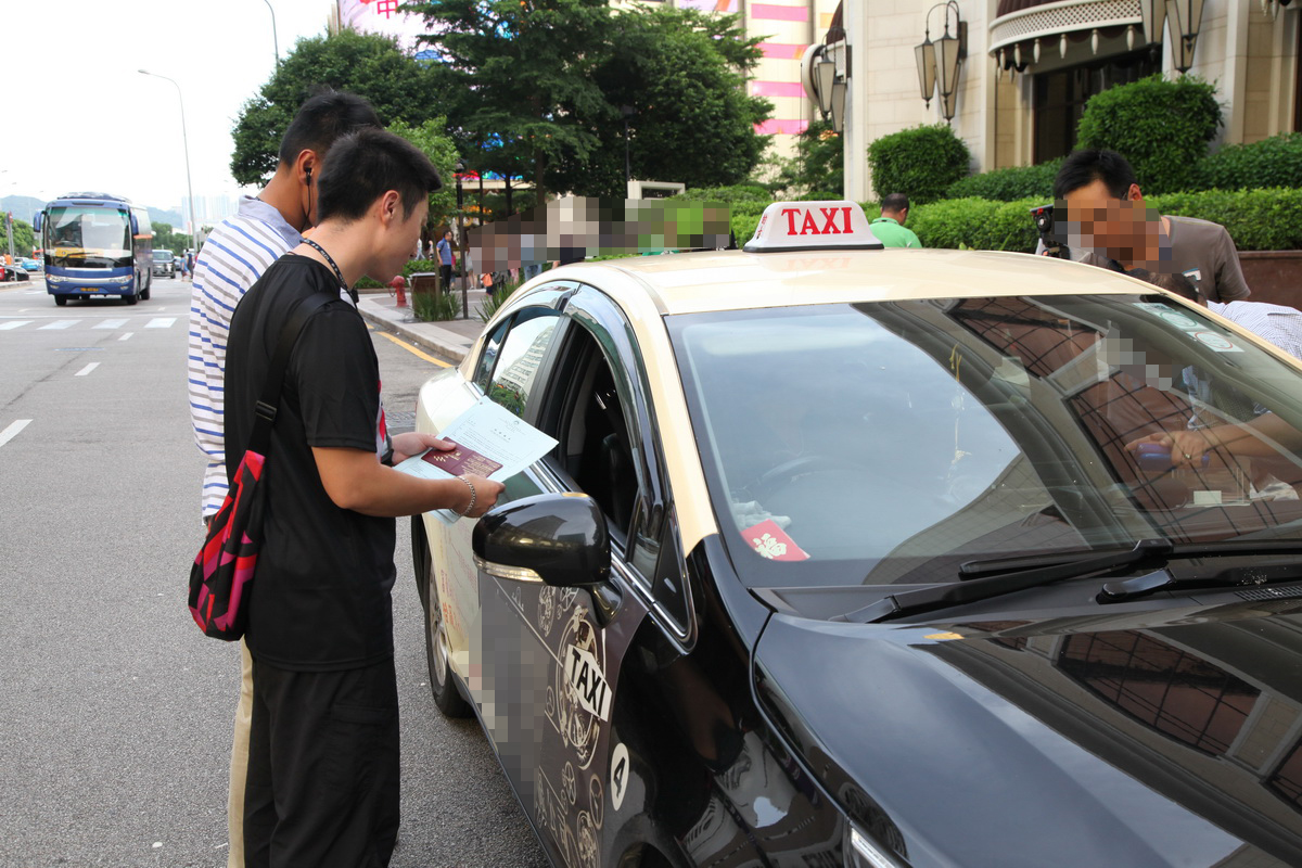治安警察局交通警員聯同交通事務局稽查員對的士進行抽查2