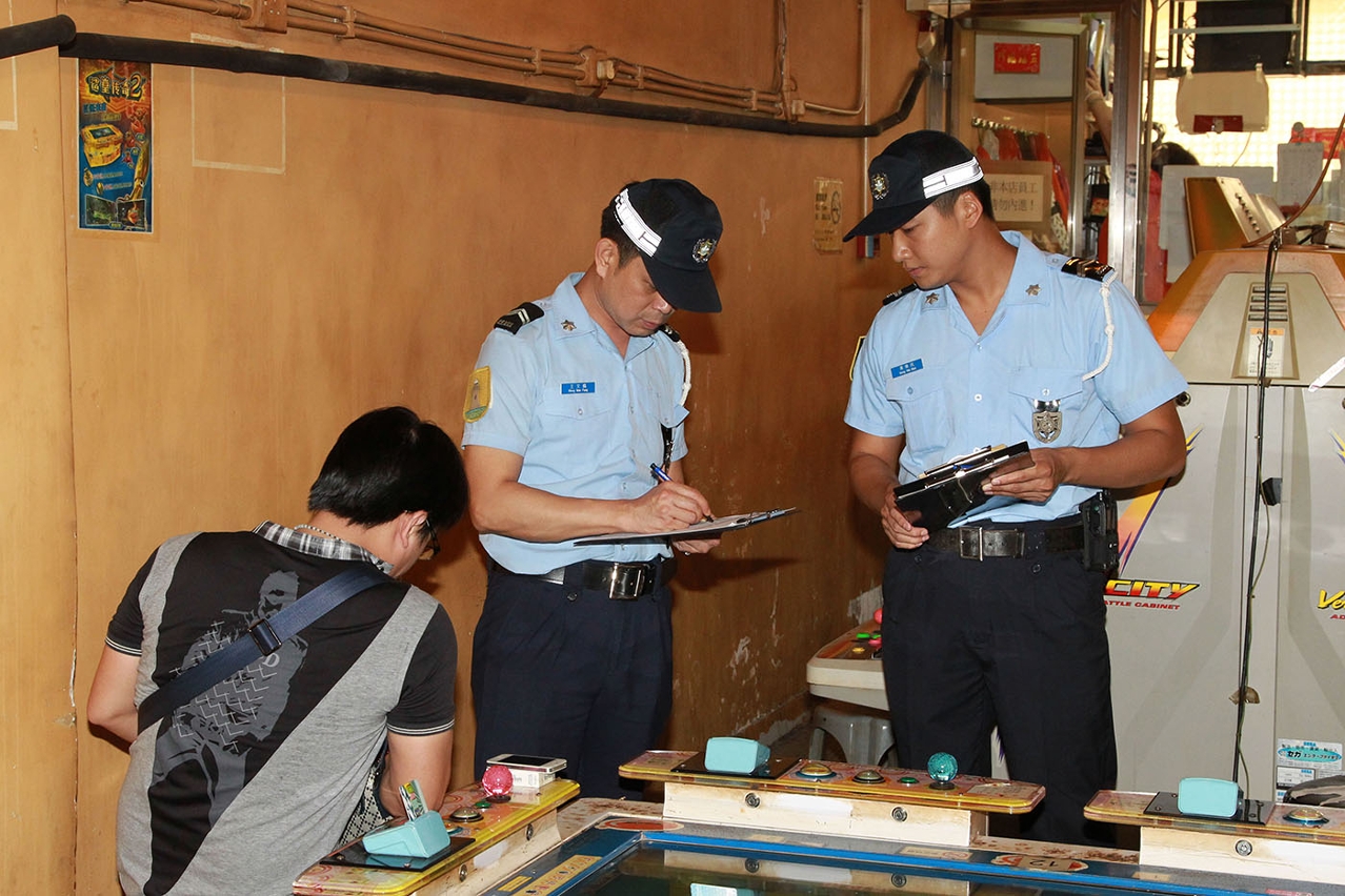 治安警於遊戲機中心內進行稽查