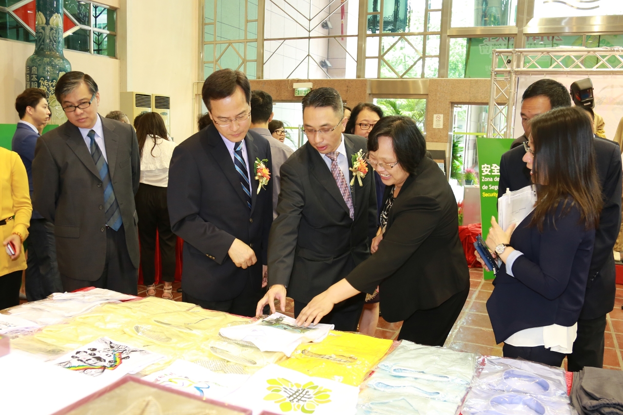 嘉賓參觀在囚人製作的手工藝品