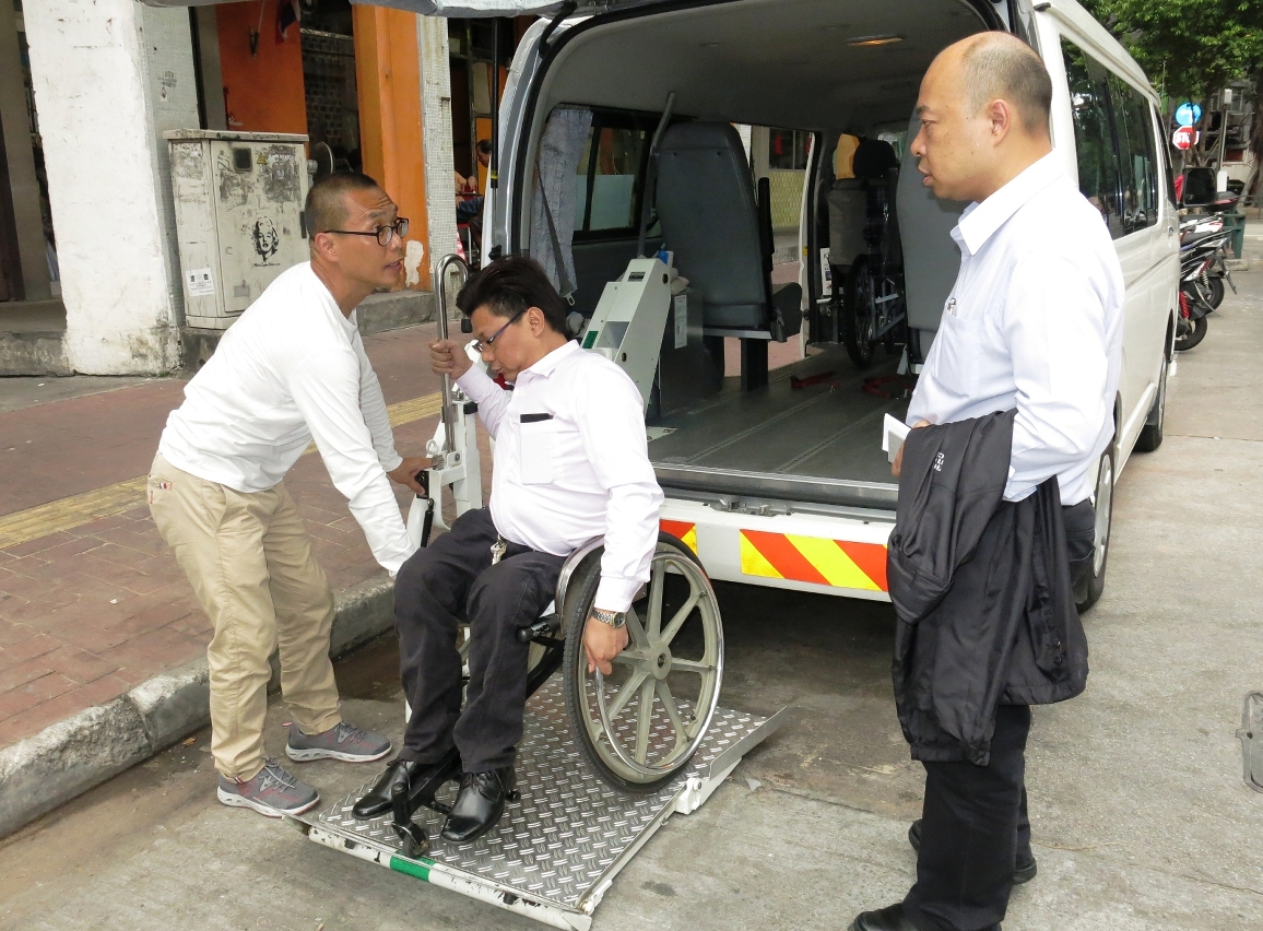 澳門傷殘人士服務協進會理事何國明試用明愛無障礙車輛