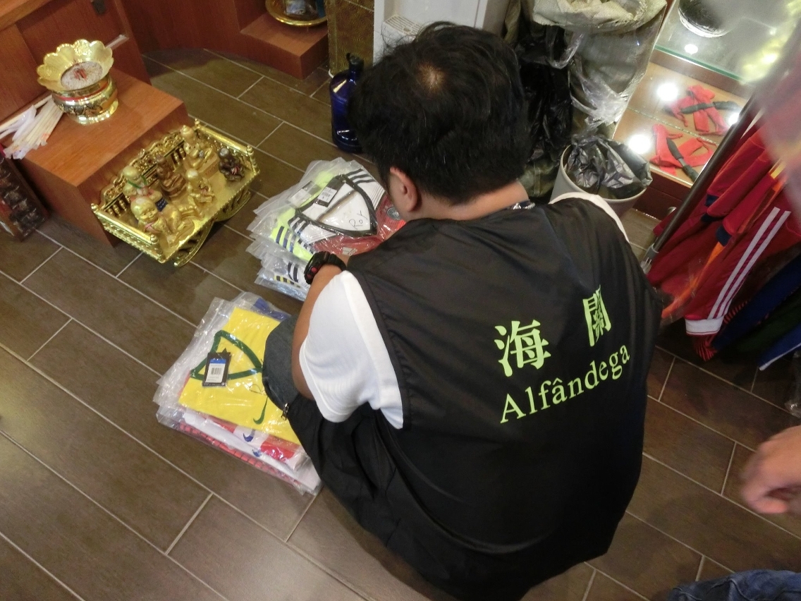 海關偵查人員在店舖現場搜獲一批2014世界盃決賽國家隊的侵權球衣