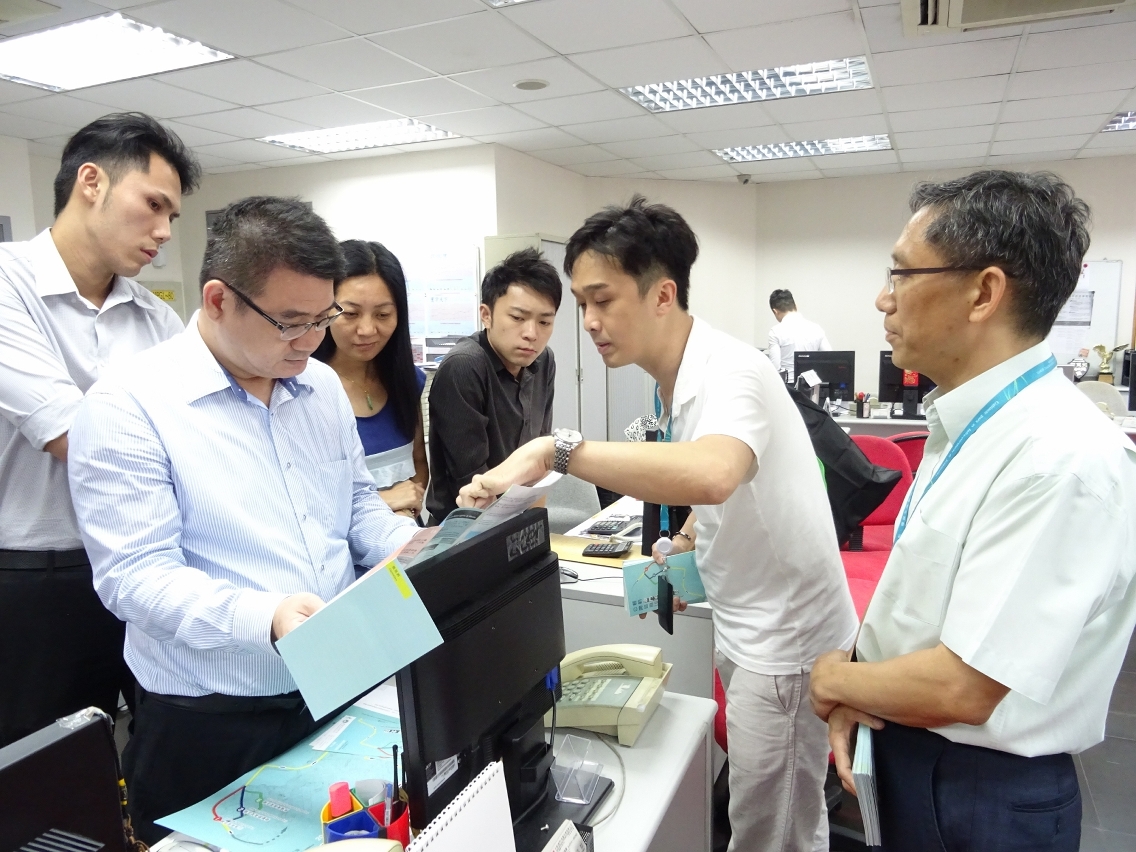 商戶負責人及員工聆聽運建辦人員講解北段走線