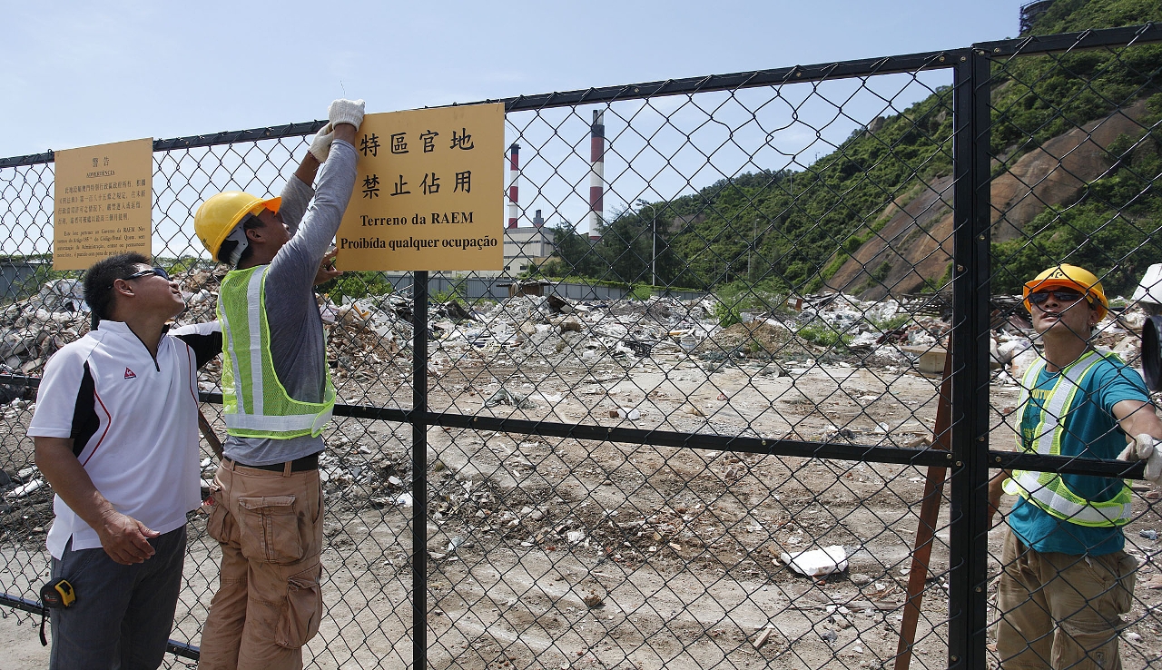 政府跨部門行動修復被非法破壞的圍板，防止該幅土地再被非法霸佔。