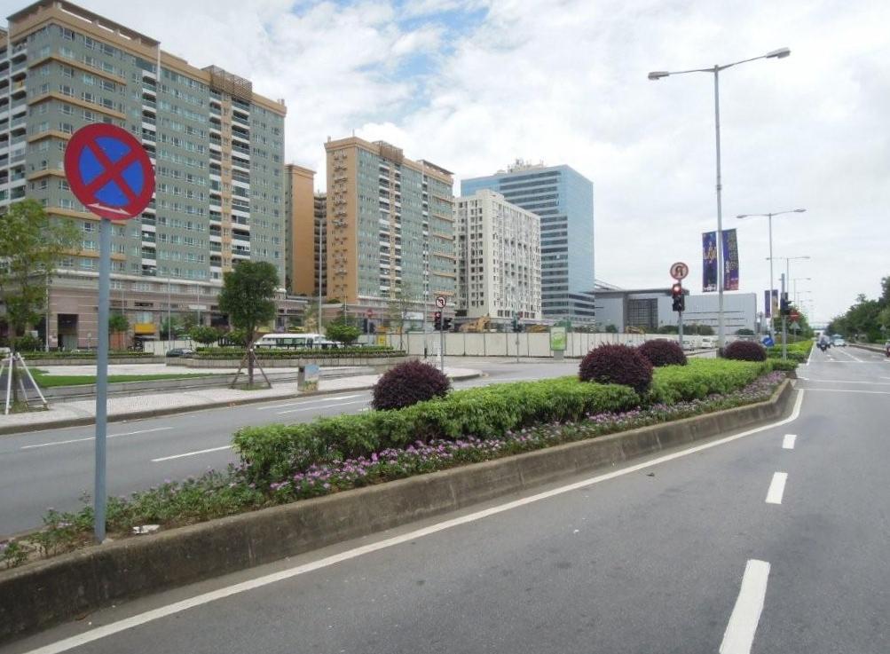 孫逸仙大馬路與宋玉生廣場交界處調整車行道及綠化帶，以擴闊行車空間。