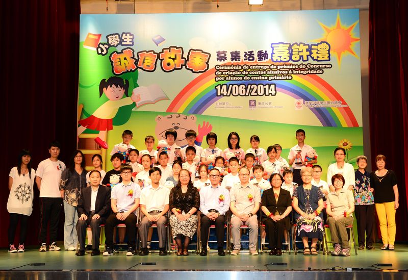 嘉賓與各得獎同學合照