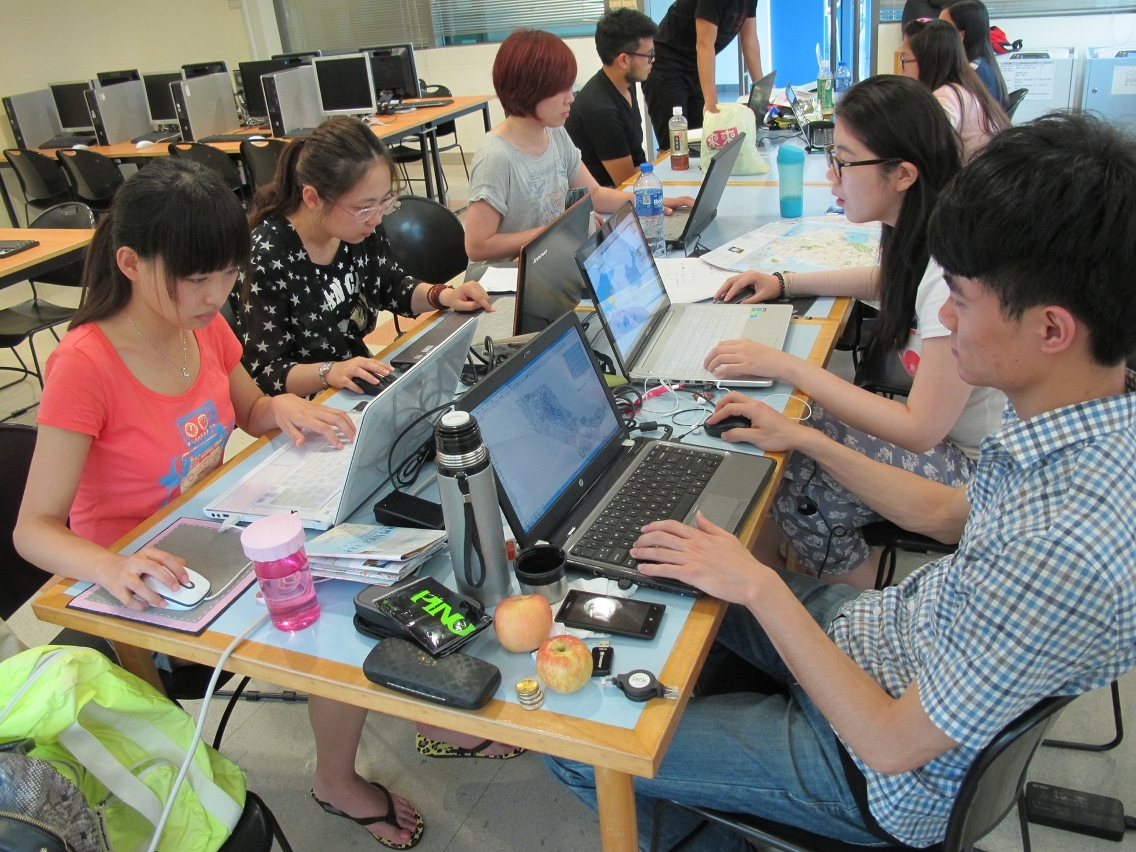 學生為研究作資料搜集