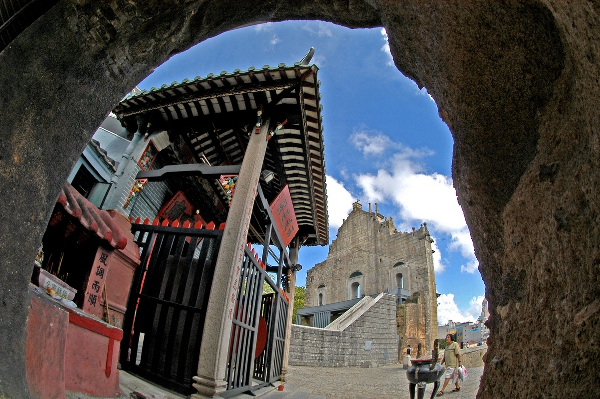 “環遊‧街巷”導賞活動將帶領參加者漫走大三巴牌坊、哪咤廟、戀愛巷及永福圍等地，細訴各世遺建築的歷史故事。
