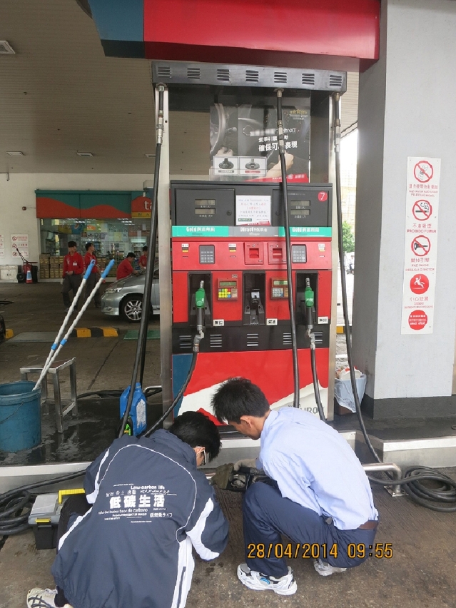 環保局人員抽取在澳門銷售的車用柴油，並送專業化驗室化驗。