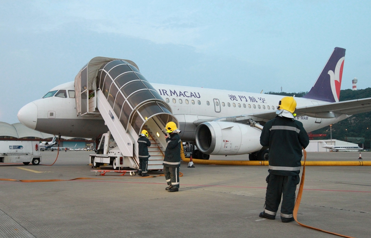 澳門國際機場於6月10日進行全面緊急演習，模擬一架航機在停機坪進行加油時發生意外，引致火警並造成人員受傷。機場立即啟動應變機制處理事件。