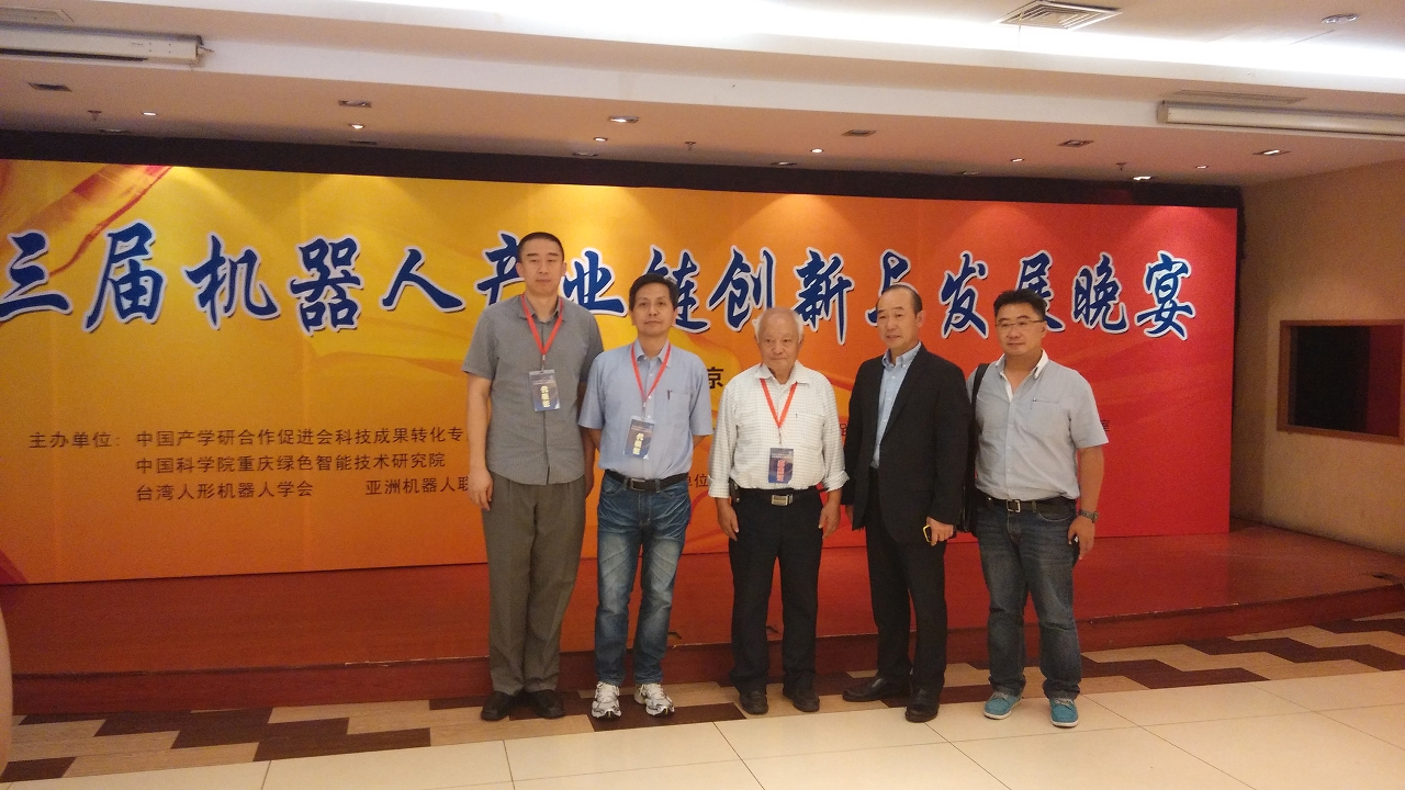代表團與哈爾濱工業大學蔡鶴皋院士（白色），亞洲機械人聯盟梁鍾銘主席（西裝）合照相片