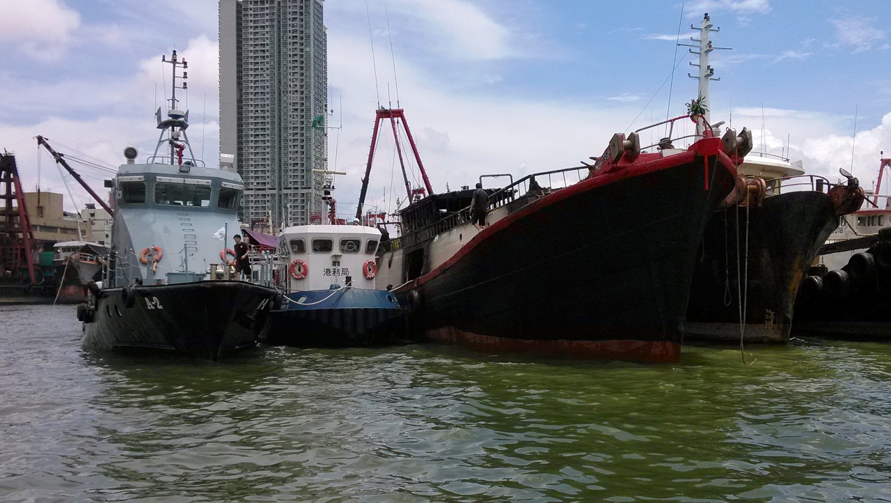 港務局船隻協助漁船抽走積水海關船隻留在現場戒備