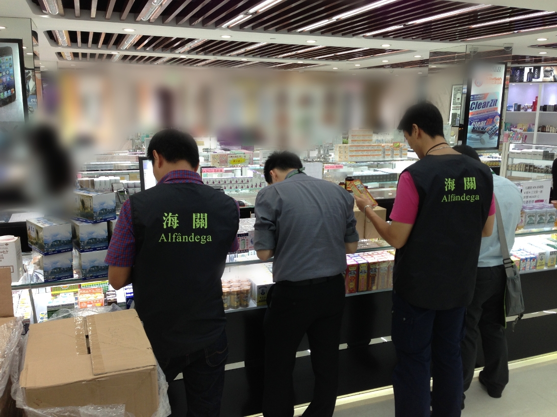 聯合行動稽查人員正檢走旅客購物店無牌賣藥的貨品