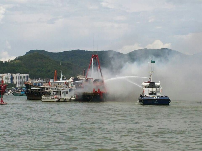港務局、海關及珠海漁政船隻同時向漁船射水灌救