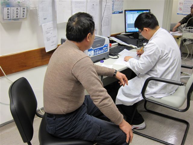 醫生系統問診和體格檢查