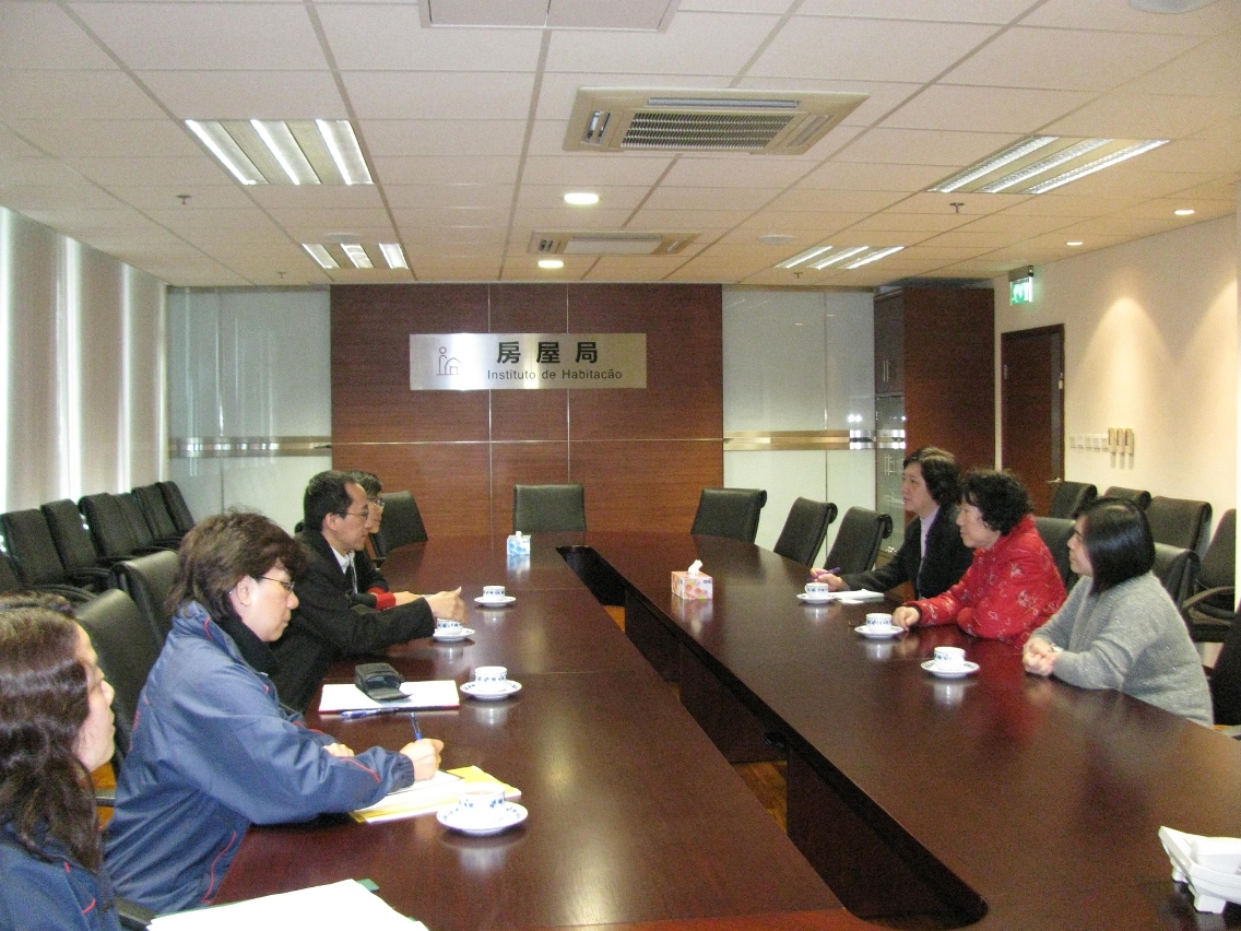 房屋局與工聯望廈老人中心會議商討協助特殊困難的望廈租戶之搬遷