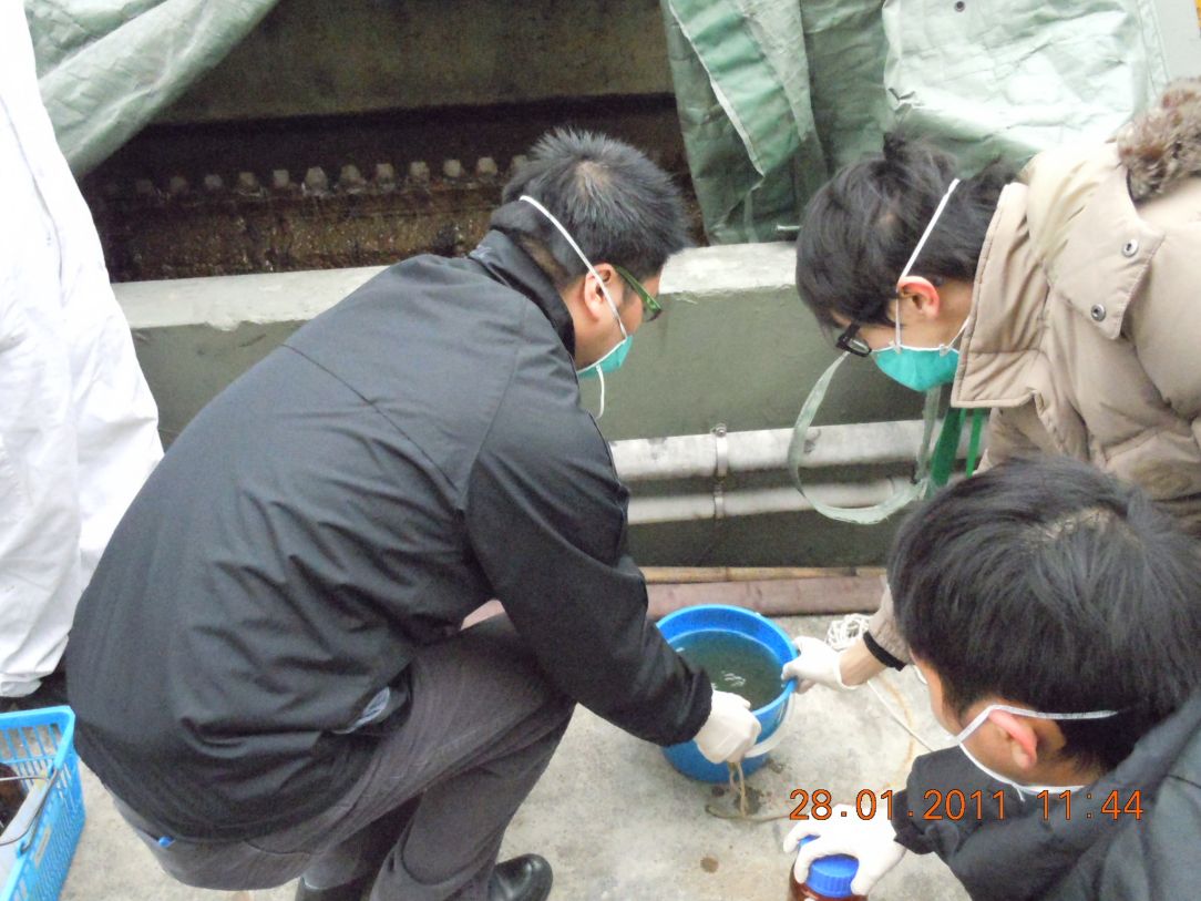 環保局人員到藥廠抽取水樣化驗。