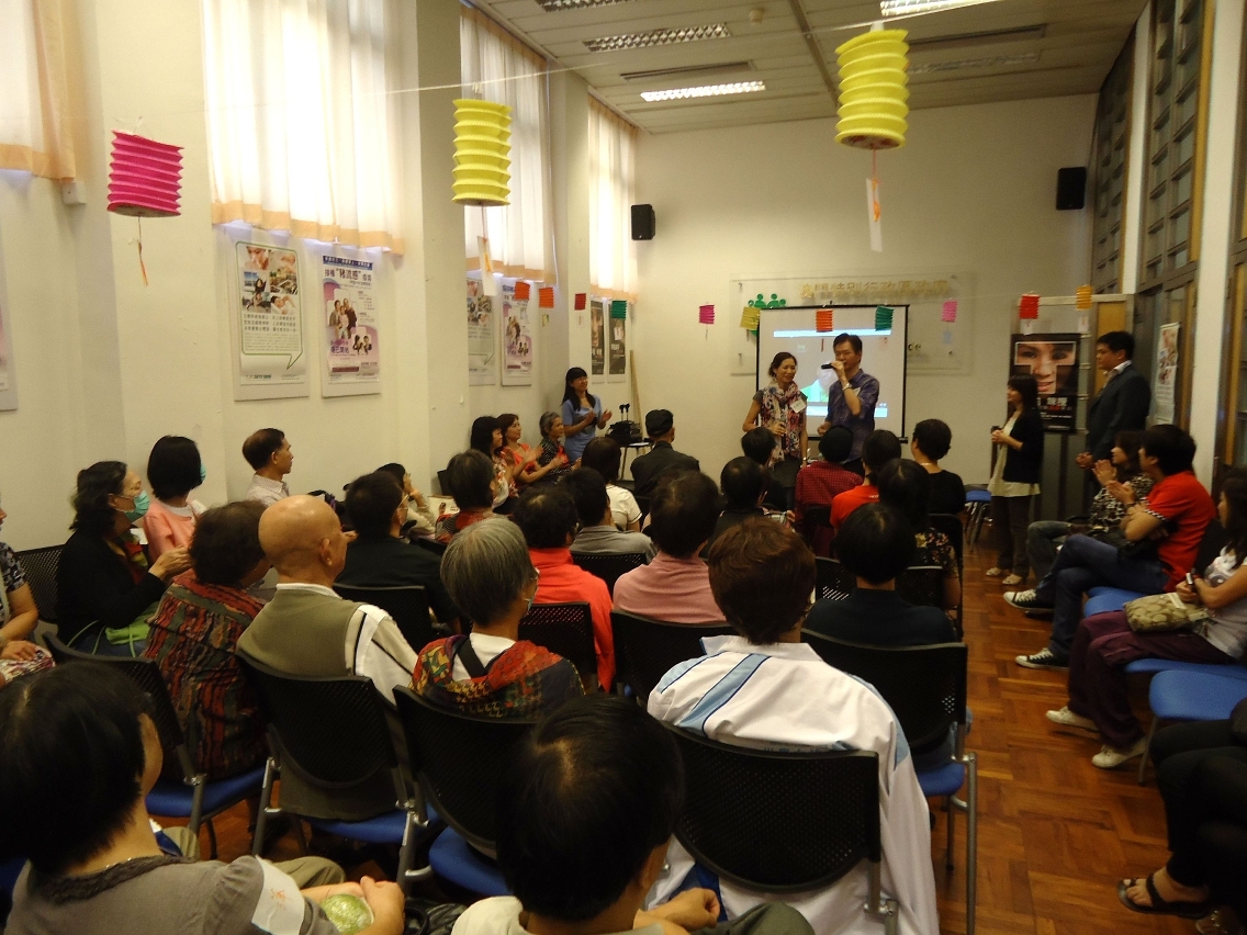 參加者細心地欣賞表演節目