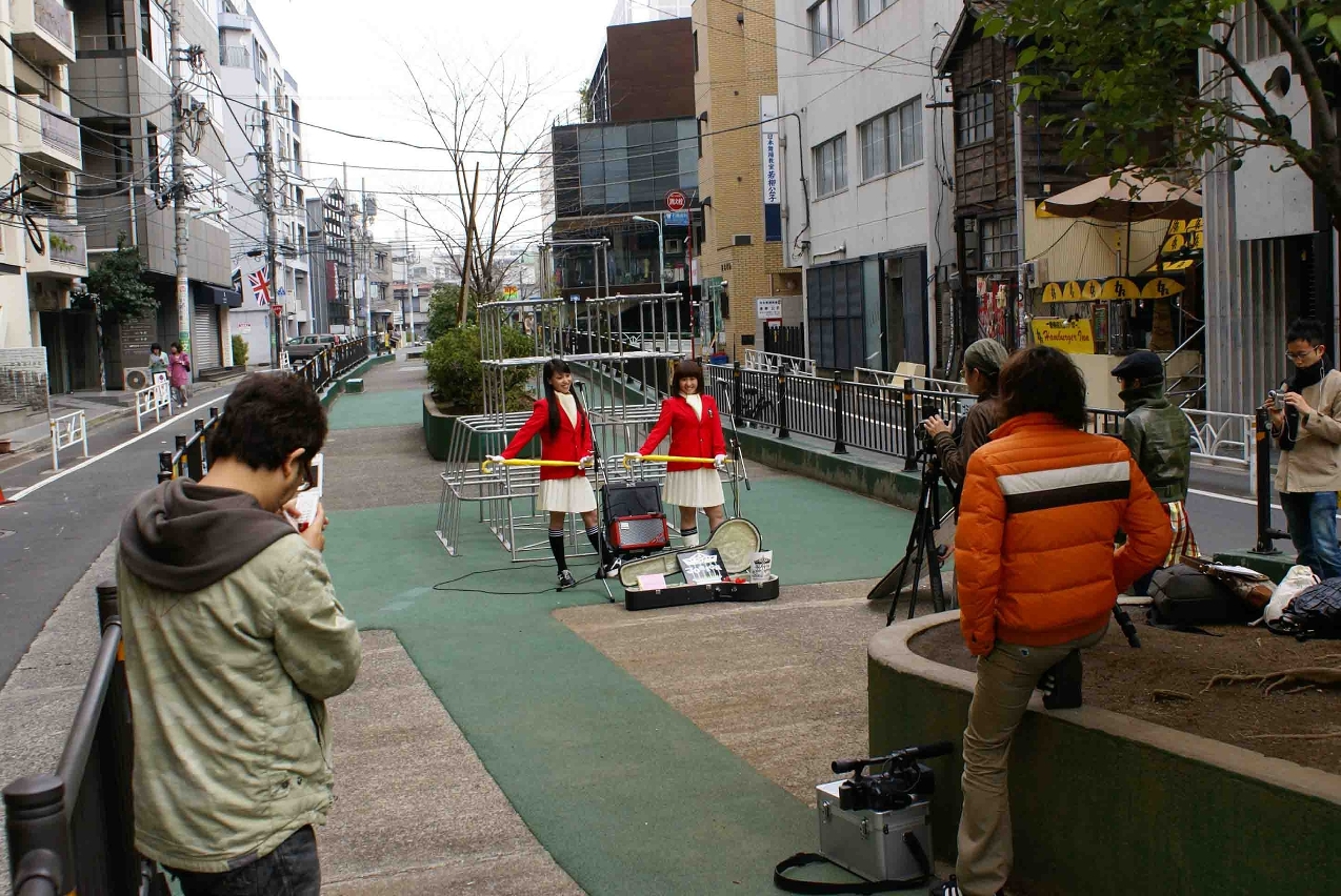 吳達坤為街頭藝術進行拍攝