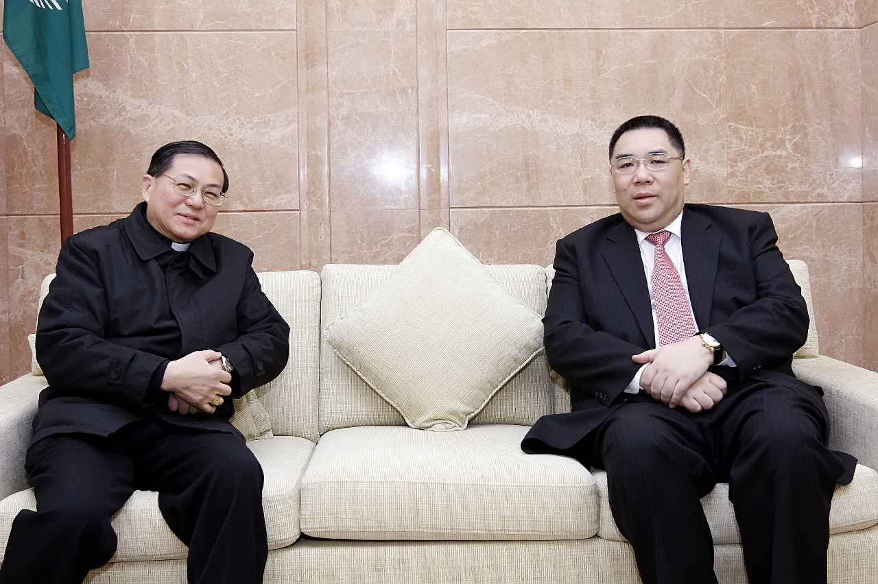 行政長官崔世安與天主教澳門教區主教黎鴻昇神父會面
