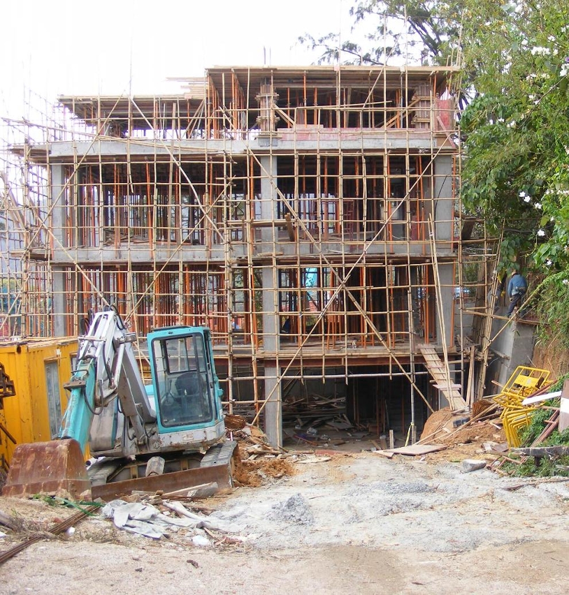 開挖處理隱敝處的政府出坡地並佔地建房