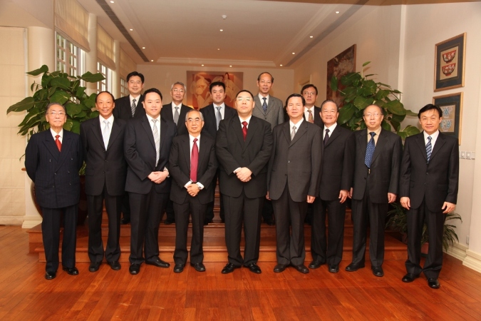行政長官崔世安（前排中）、社會文化司司長張裕（前排右四）、澳大校董會主席謝志偉（前排右三）、澳大校長趙偉（前排右二）、行政長官辦公室主任譚俊榮（前排右一）、澳大校董會成員、澳大發展基金會創立人與伍宜孫慈善基金會代表在禮賓府留影