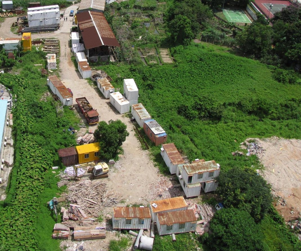 佔用人平整綠地後擺放大量設備以及僭建