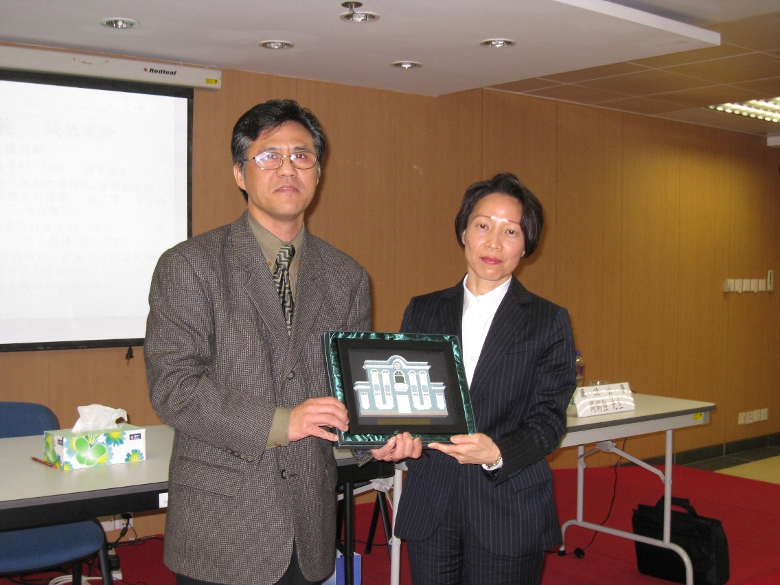 社會工作局葉炳權局長向廉署助理專員杜慧芳致送紀念品