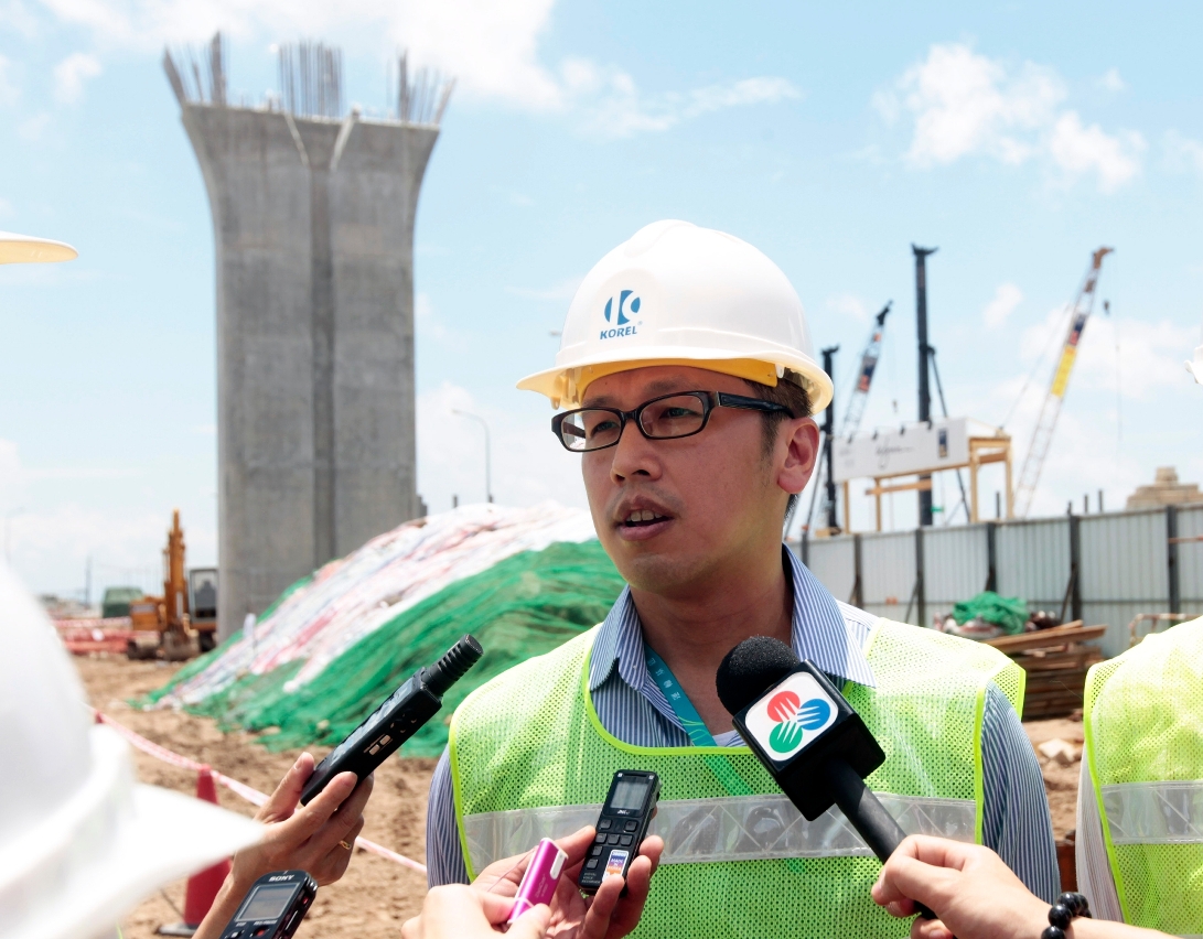 運輸基建辦公室技術顧問周偉德向傳媒介紹輕軌建設情況