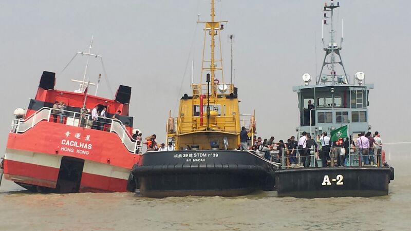 Passageiros e tripulantes foram transportados para as embarcações de salvamento