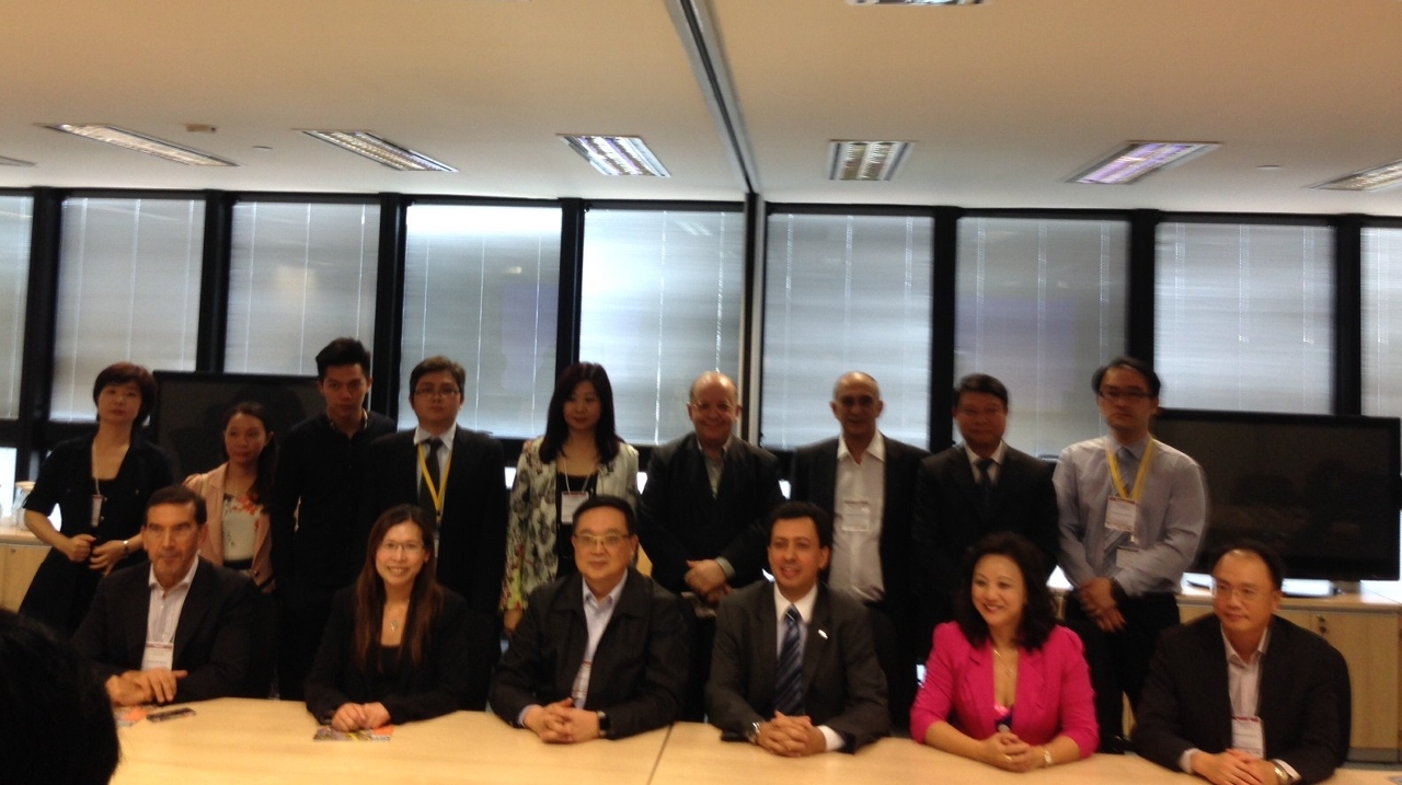 Fotografia de grupo dos representantes da delegação empresarial de Macau e do INDI, numa reunião de trabalho
