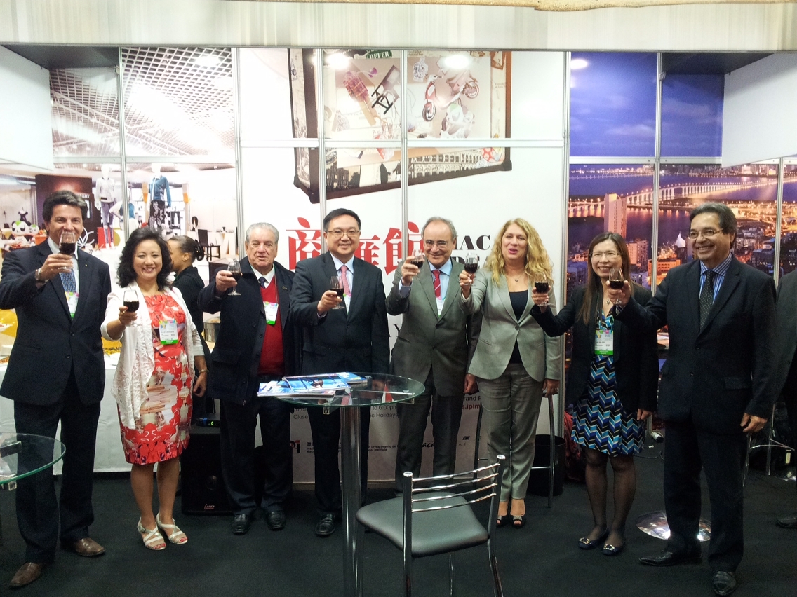 ABF Franchising Expo 2014 (aos 4 de Junho de 2014) – Fotografia de grupo dos representantes da ABF, da CNS, das empresas brasileiras e da delegação empresarial de Macau, em frente do Pavilhão de Macau