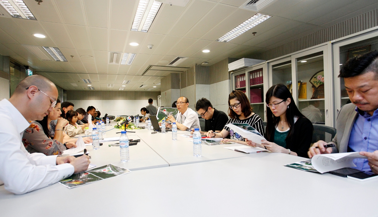 Apresentação realizada pelo Chefe do Departamento de Planeamento Urbanístico da DSSOPT, Lao Iong, sobre as informações do posto de abastecimento de combustíveis